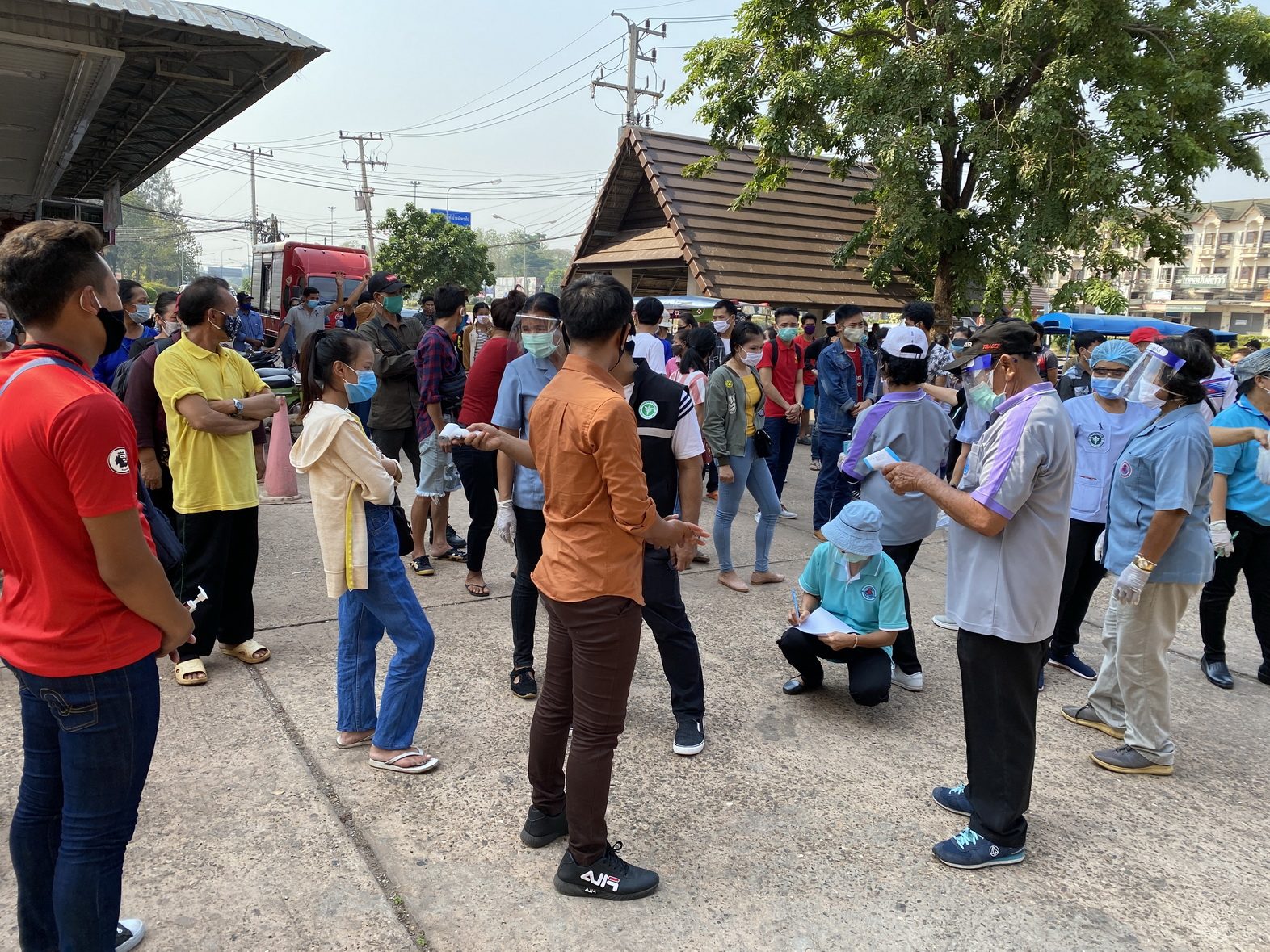 แรงงานชาวลาวกว่า 250 คน รอหน้าด่านพรมแดนหนองคายเพื่อจะกลับบ้าน