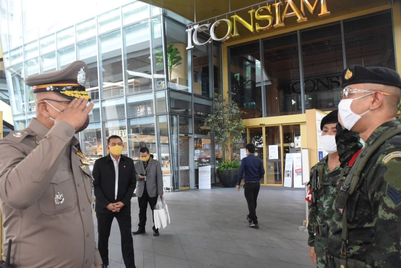 ตร.-กทม.ลงตรวจผ่อนปรนเปิดห้างไอคอนสยาม-ตลาดคลองสาน กำชับเว้นระยะห่างสังคม