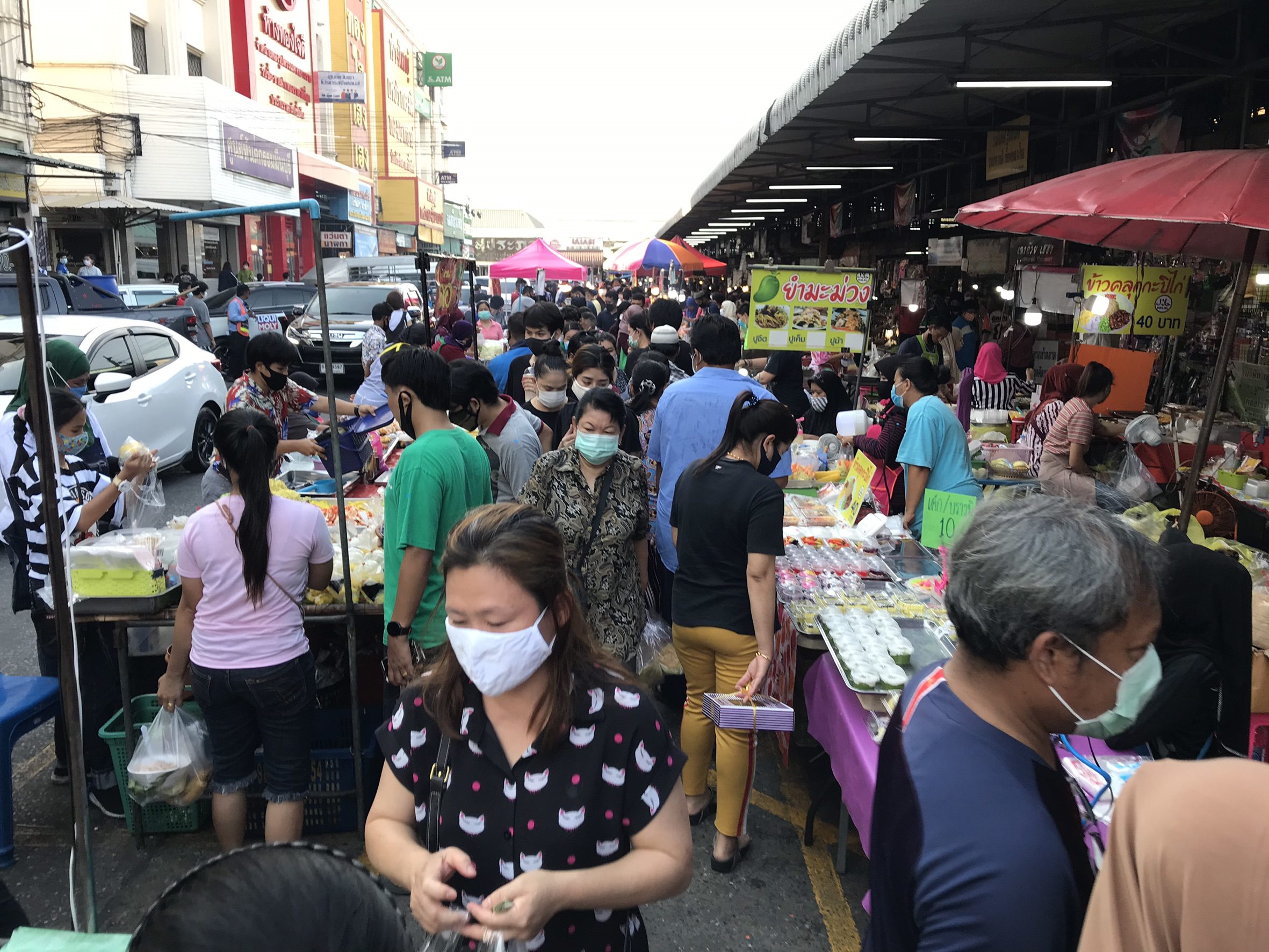 เปิดภาพบรรยากาศตลาดนัดมีนบุรี ประชาชนออกมาซื้อของแน่นตลาดหลัง กทม.ผ่อนปรนให้เปิดขายเป็นวันแรก เปิดภาพบรรยากาศตลาดนัดมีนบุรี ประชาชนออกมาซื้อของแน่นตลาดหลัง กทม.ผ่อนปรนให้เปิดขายเป็นวันแรก