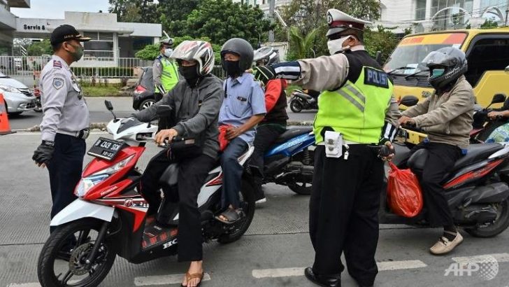 police-and-officers-of-the-transport-ministry-enforcing-a-lockdown-in-the-indonesian-capital-1589288107971-4
