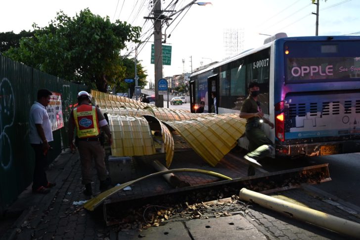 ป้ายพัง