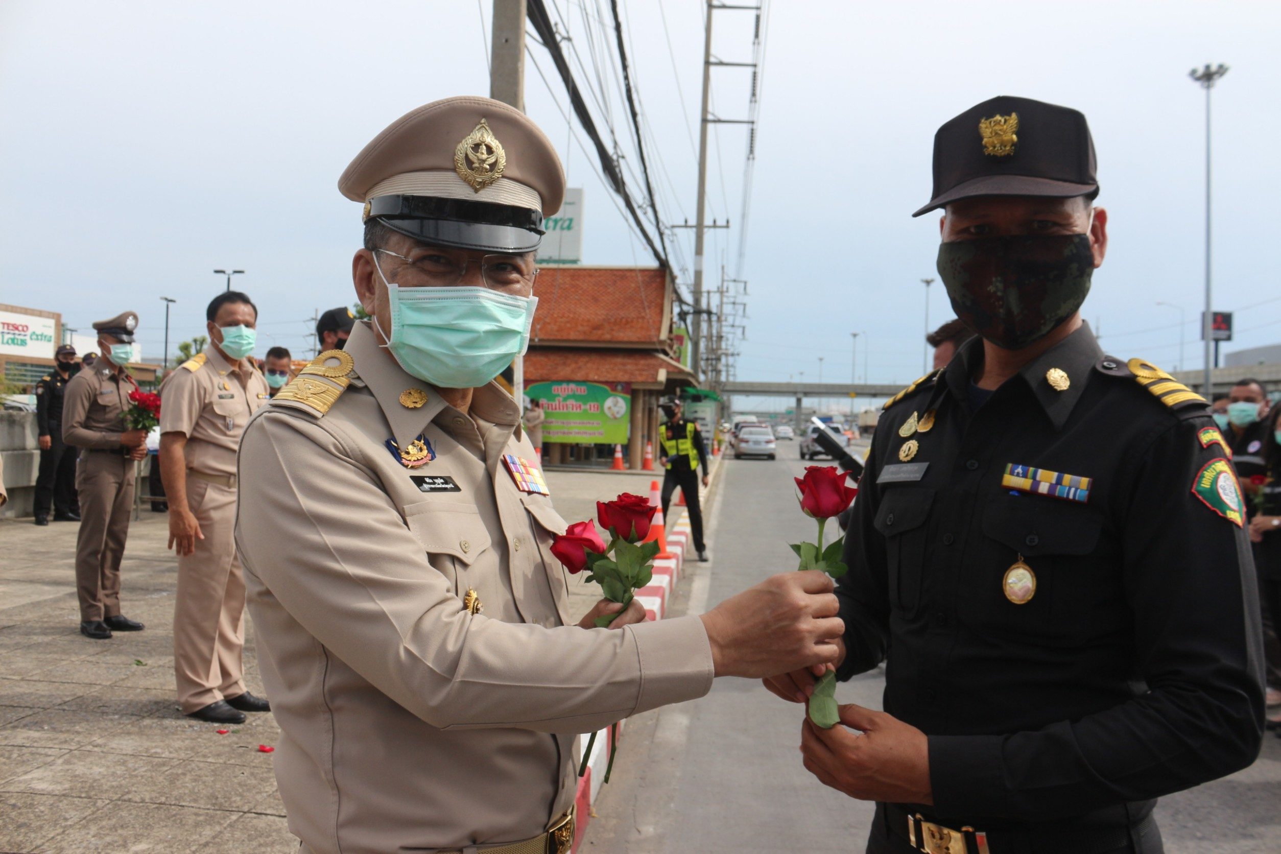 ปทุมธานีปิดด่านคัดกรองโควิด-19 ผู้ว่ามอบดอกไม้ขอบคุณจนท.