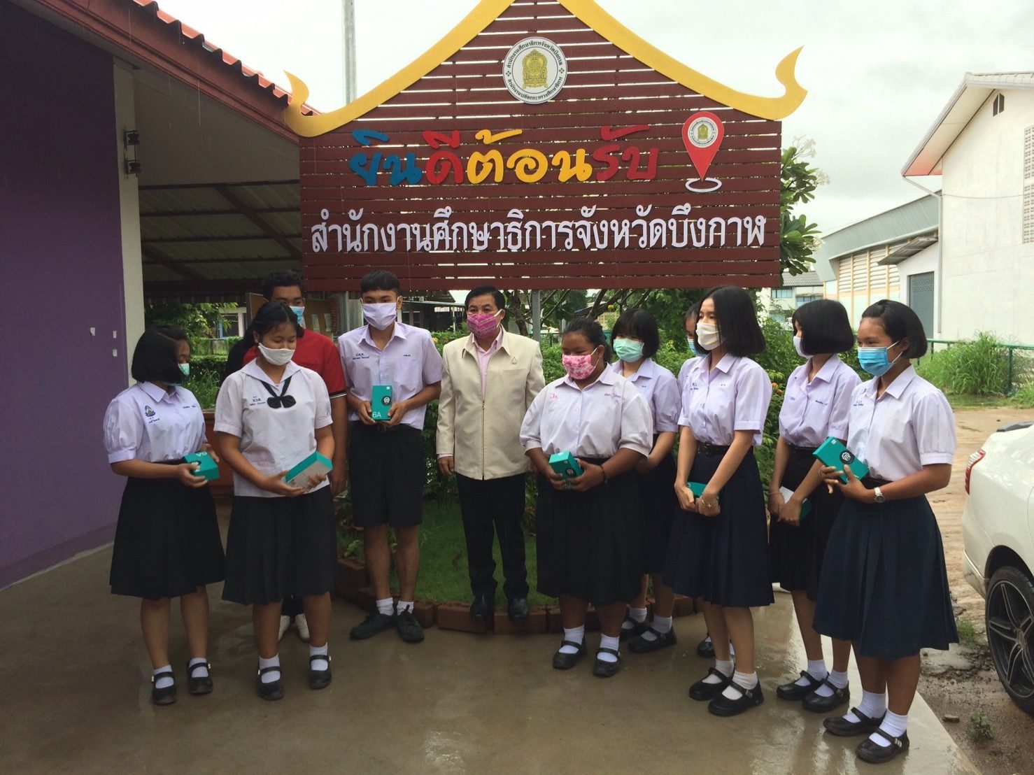 ศธจ.บึงกาฬ มอบสมาร์ทโฟนให้ น.ร.เรียนดี แต่ยากจน เตรียมพร้อมเปิดเรียน