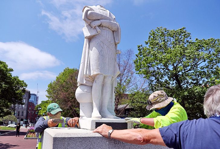 Head Removed From Christopher Columbus Statue In North End Of Boston โดย สุจิตต์ วงษ์เทศ