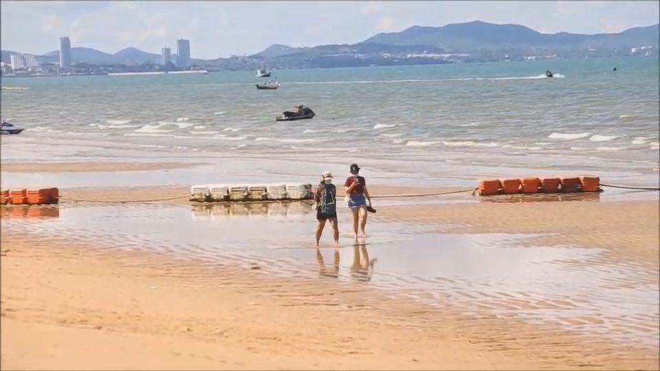 ชายหาดจอมเทียนเหงา นักท่องเที่ยวน้อยแม้โควิด-19 เบา