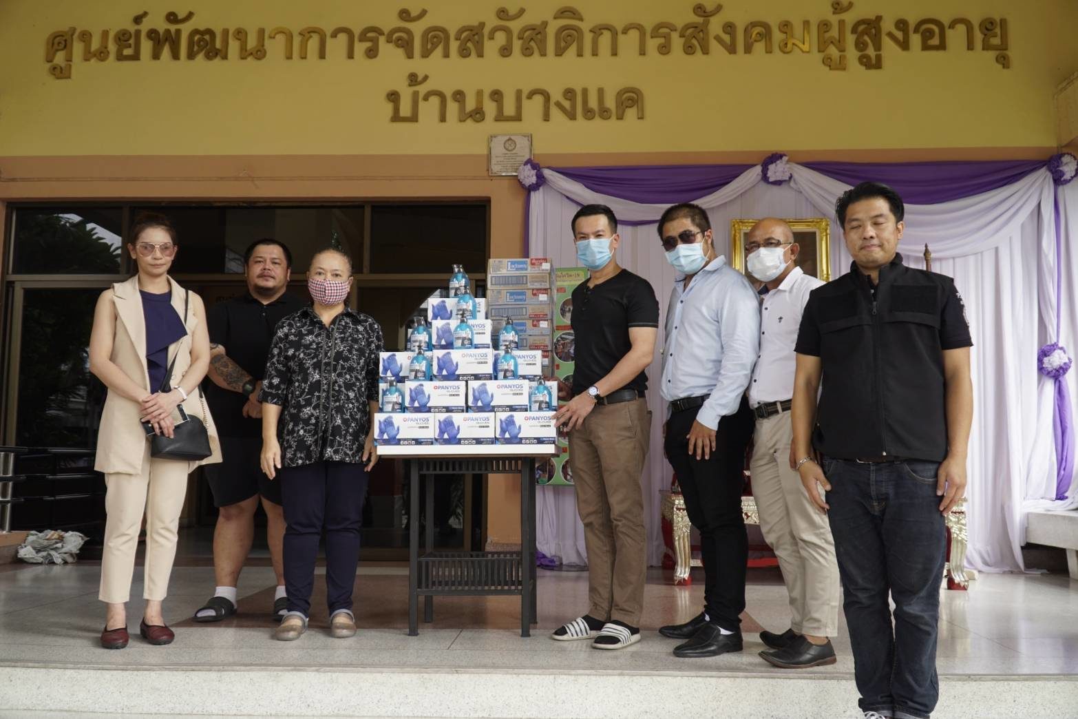‘พันธ์​ยศ​’ เดินสายแจก​เจลแอลกอฮอล์ให้ ‘มูลนิธิ ผู้ด้อยโอกาส หน่วยงานราชการ’ 