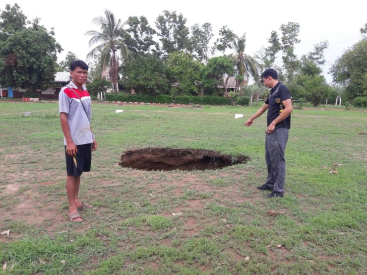 สกลนคร020663ชาวบานงงดนทรดหลมลกกลางสนามหญาโรงเรยนโชคดโรงเรยนปด