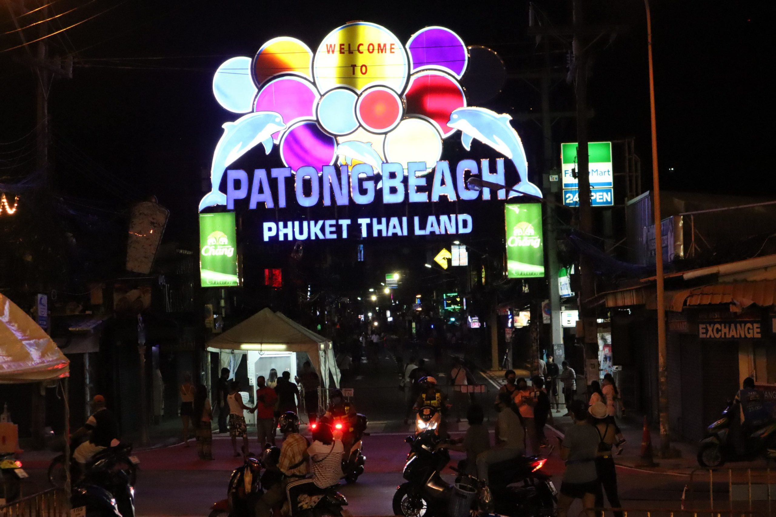เปิดวันแรกสถานบันเทิงซอยบางลา ปชช.-นักท่องเที่ยวทยอยใช้บริการ พร้อมคุมเข้ม 22 มาตรการ