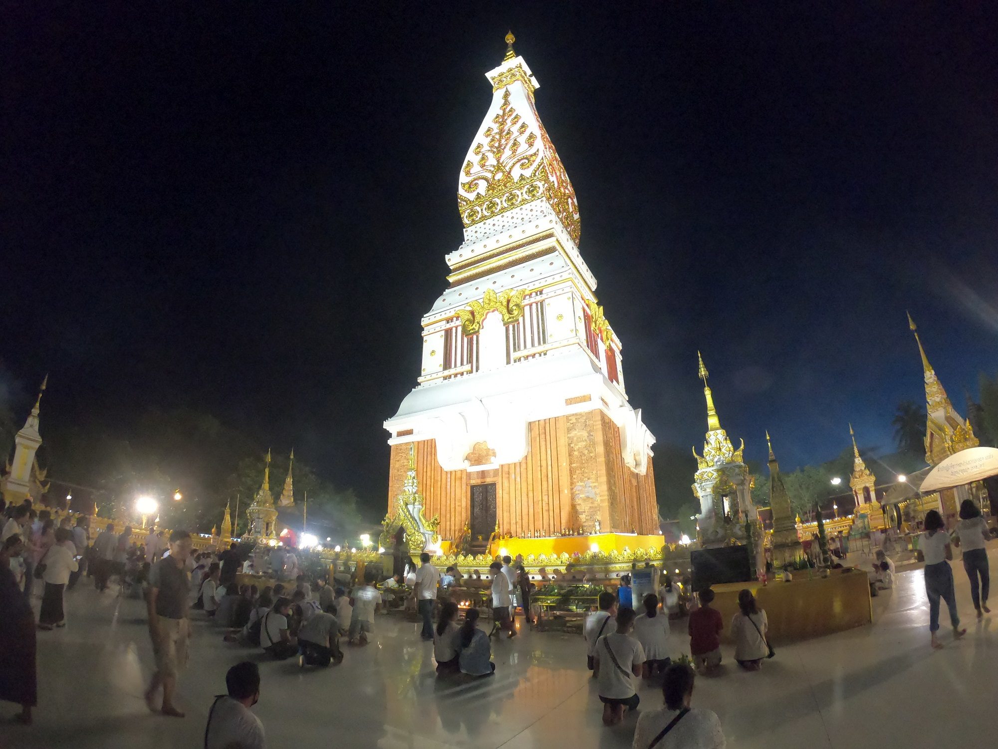 โควิดกระทบทำบุญ เวียนเทียน บูชาพระธาตุพนม นทท.พุทธศาสนิกชน ทำบุญน้อยกว่าทุกปี