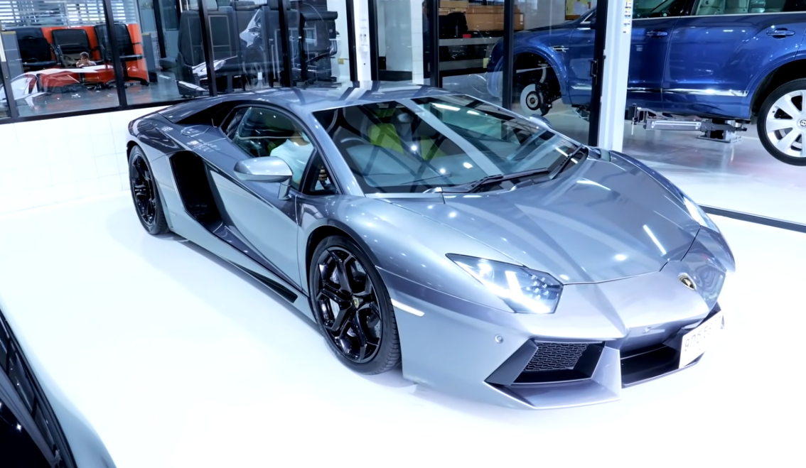 ลัมโบร์กินี รุ่นอเวนทาดอร์ (Lamborghini Aventador)