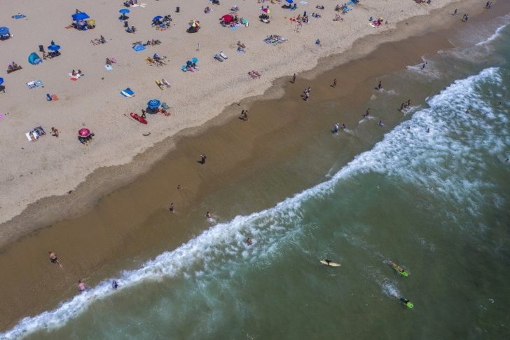 US-HEALTH-VIRUS-WEATHER-HEAT-BEACH