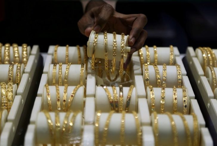 FILE PHOTO: A salesman arranges gold bangles inside a jewellery showroom on the occasion of Akshaya Tritiya, a major gold buying festival, in Mumbai ครั้งแรกในประวัติศาสตร์ ราคาทองทะลุ 3 หมื่นแล้ว