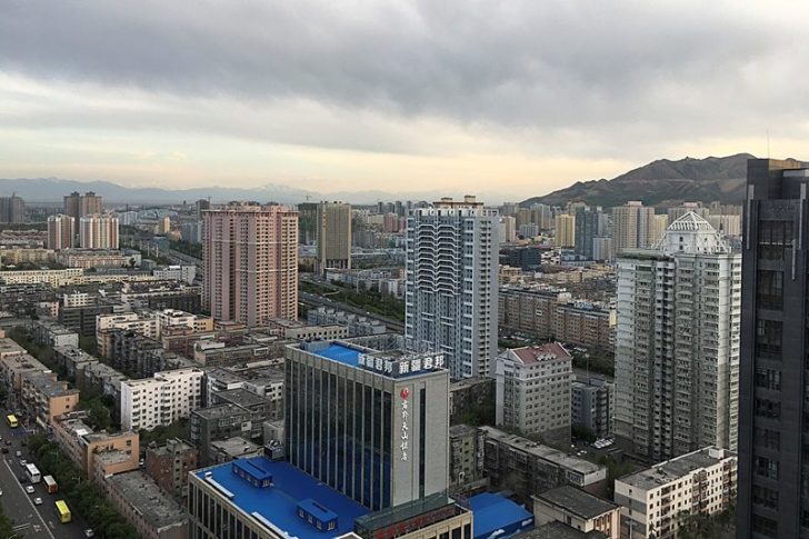 FILE PHOTO: General view of Urumqi คอลัมน์ แกะรอยต่างแดน : อูรุมชี แห่งซินเจียง แหล่ง โควิด-19 ใหม่ของจีน