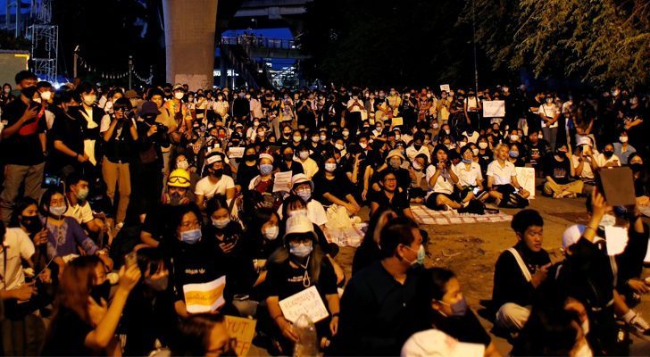 ปรากฏการณ์‘แฟลชม็อบ’ กับข้อเสนอ‘ถอนฟืนจากเตา’