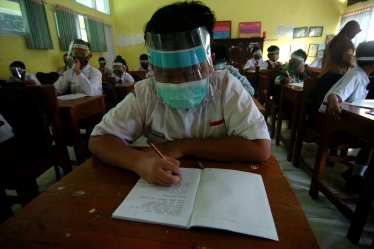 Student writes at school amid COVID-19 pandemic in Tegal