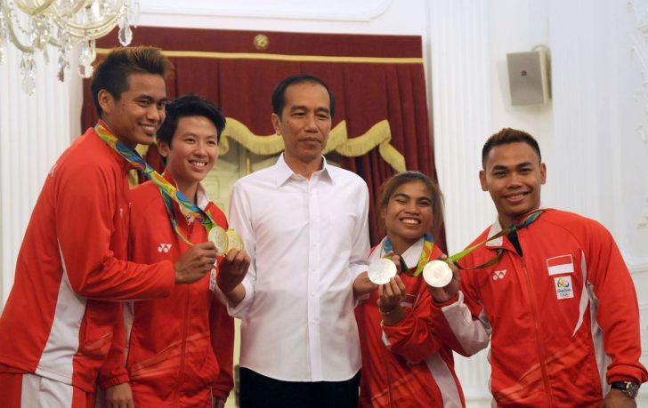 Joko_Widodo_with_Indonesian_Olympic_medalists_2016-08-24