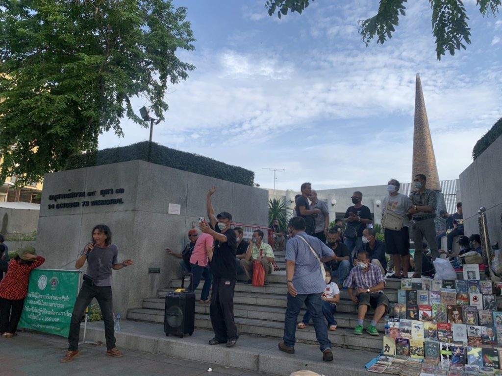 เสาชิงช้า-ถนนดินสอคึก! มวลชนหลั่งไหลเดินเท้ามุ่ง ...