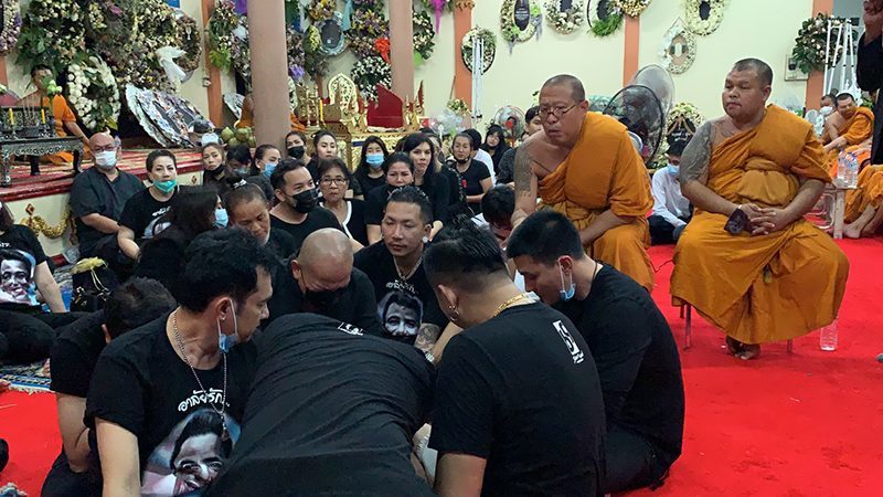 สุดเศร้า กลุ่มเพื่อน 'โรเบิร์ต สายควัน' ล้อมวงจับมือฟัง ...