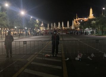 รถเมล์จอดขวางถนน ตร.ตรึงกำลังแน่น