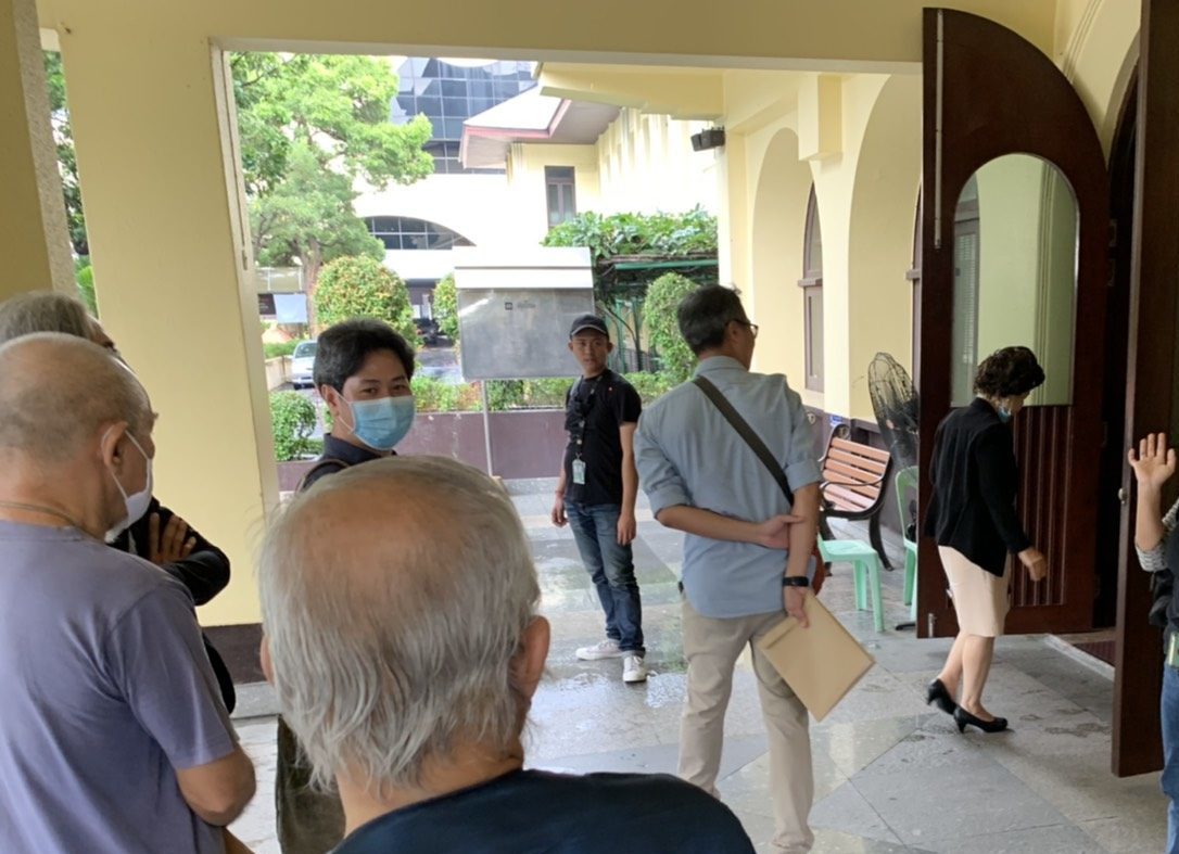 นางเกศินี วิฑูรชาติ อธิการบดีม.ธรรมศาสตร์เดินทางมาถึงตึกโดม โดยเดินขึ้นไปยังชั้นบนทันที