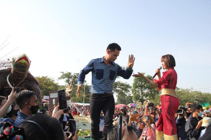 สกลนคร010963จนตหรารวมบวงสรวงพญาเตางอยลงพลโผลรวมเวท3