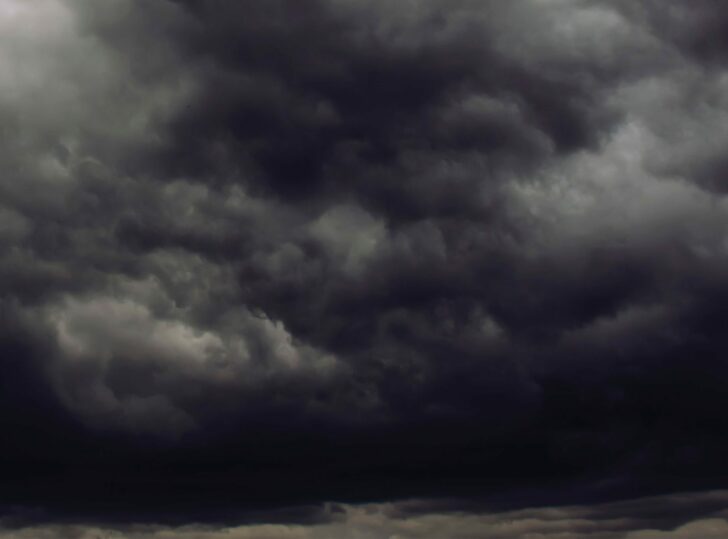 dark-clouds-17 คอลัมน์เหยี่ยวถลาลม 27 ตุลาคม 2563 : มืดจริงๆ