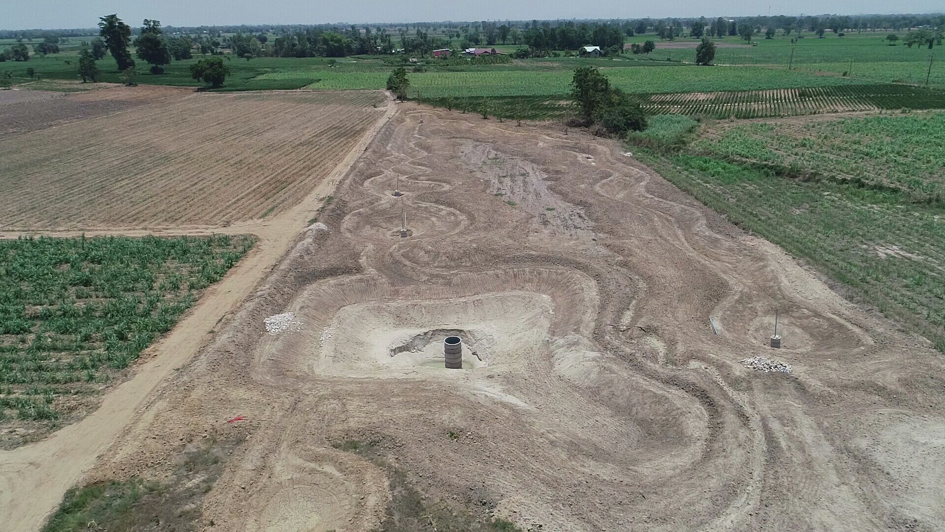 น้ำใต้ดิน ระบบผสมผสาน คือนำพื้นที่ที่ทำโคก หนอง นาอยู่แล้ว มาขุดเจาะช่องในแนวดิ่งให้ลึกถึงชั้นหิน