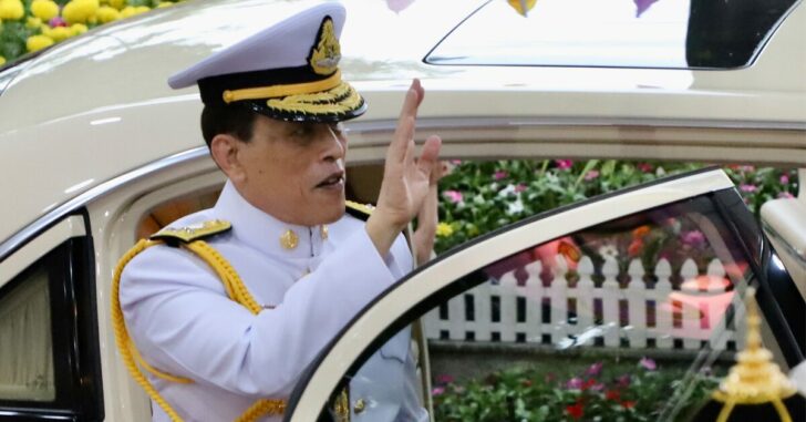 ในหลวง ทรงโบกพระหัตถ์_มธ.