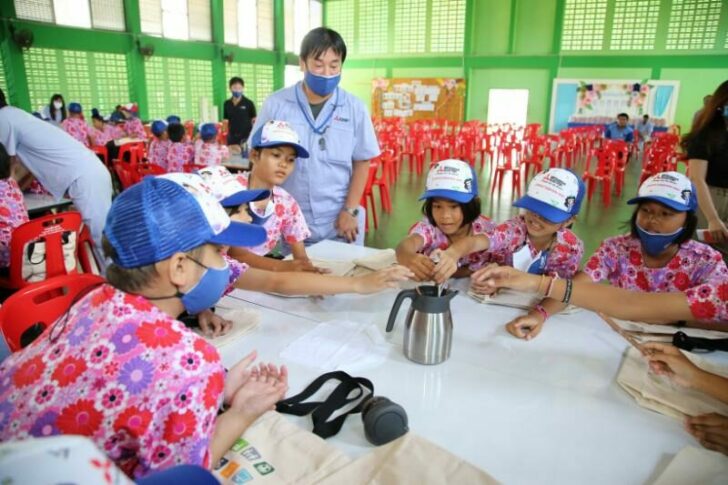 ผู้บริหารร่วมชมการทดลองกับน้อง ๆ