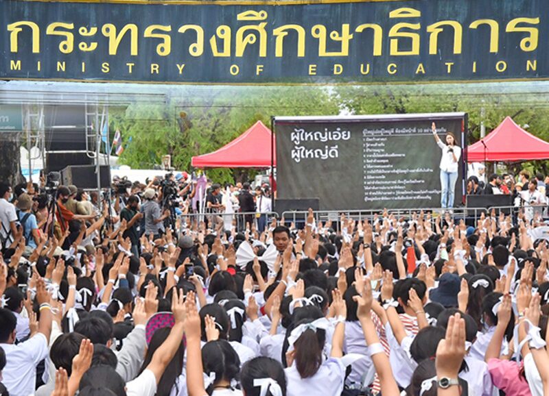 ปม‘เครื่องแบบ’ ประกายไฟ‘ความคิด’ จากนักเรียนเลว ไม่ว่าการประสานระหว่าง “ภาคีนักเรียน” กับ “นักเรียนเลว” ในการเปิดแคมเปญ แต่งชุด “ไปรเวต” ไปโรงเรียนในวันที่ 1 ธันวาคม จะปรากฏผลอย่างไร