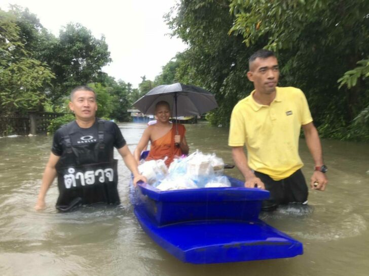 ตำรวจช่วยน้ำท่วม