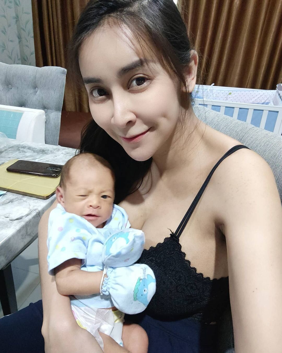 ใหม่ สุคนธวา ขออิสระในการเลี้ยงลูก หลังถูกตำหนิปม 'หอมลูกน้อย' ชี้เป็นการแสดงความรัก
