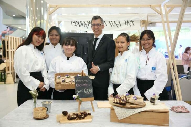 คุณปิติ ตัณฑเกษม ประธานเจ้าหน้าที่บริหาร ทีเอ็มบี และ เด็กๆ ไฟ-ฟ้า