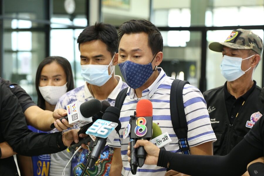 ทนายตั้ม ถึงสกลฯ แล้ว ลุงพล-ป้าแต๋น ต้อนรับ จ่อตอบทุก ...