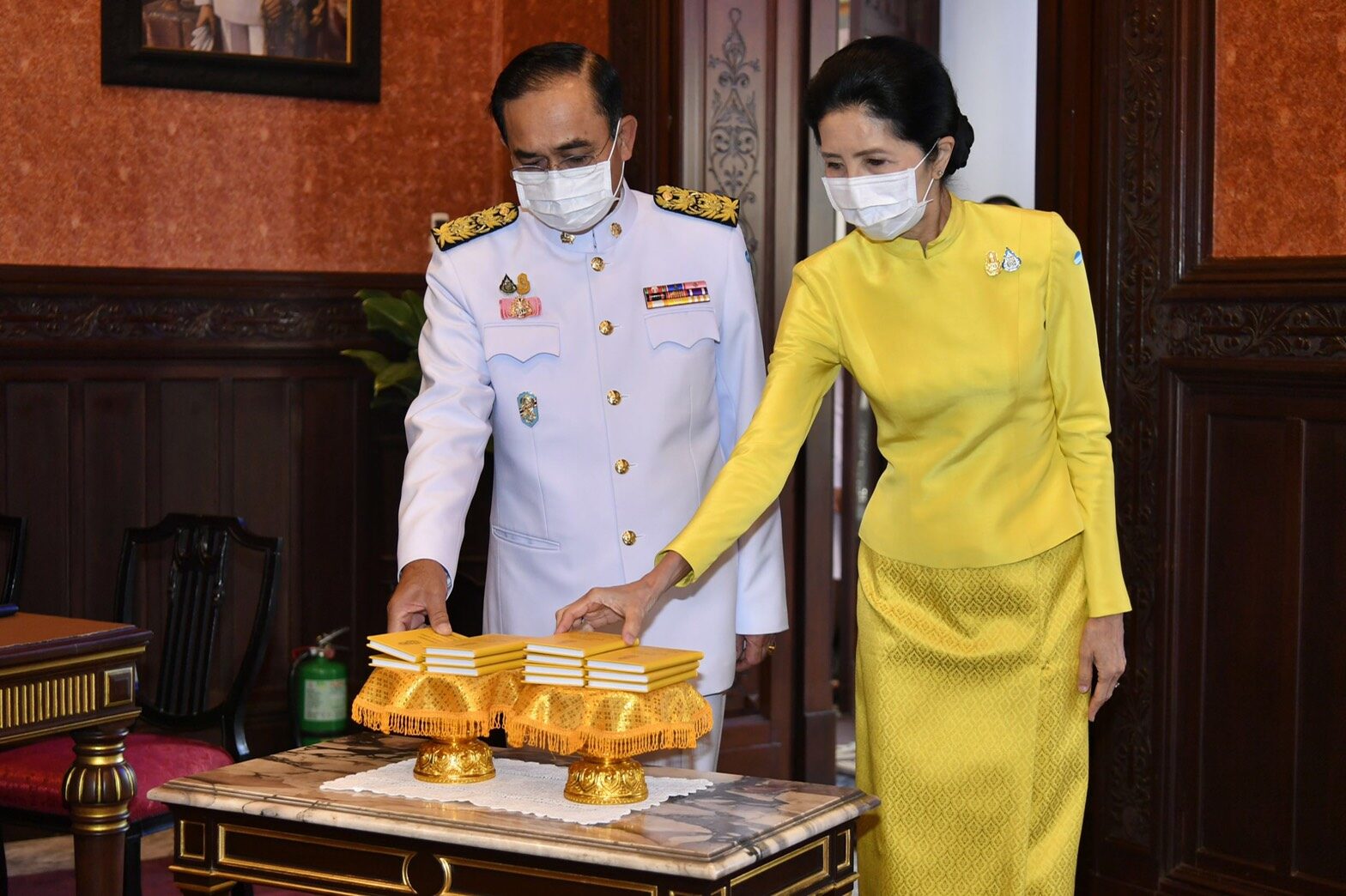 นายกฯ ลงนามถวายพระพรชัยมงคล 'ในหลวง-พระราชินี' ก่อนสักการะ ...