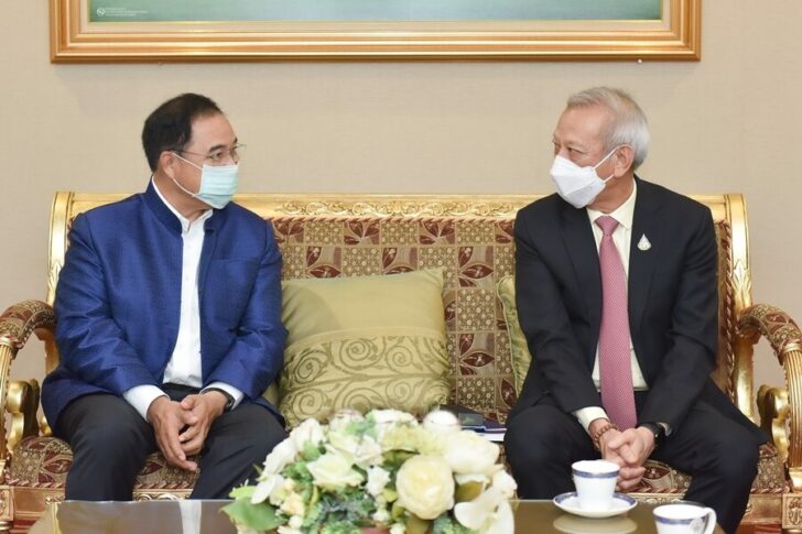 กลินท์ ถก พิพัฒน์