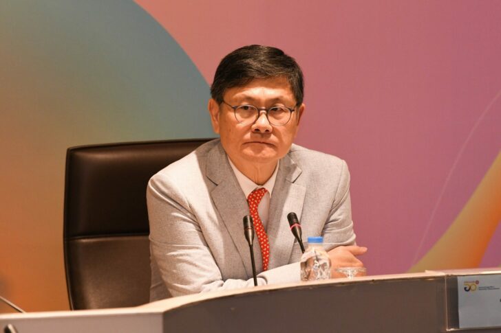เอนก เหล่าธรรมทัศน์