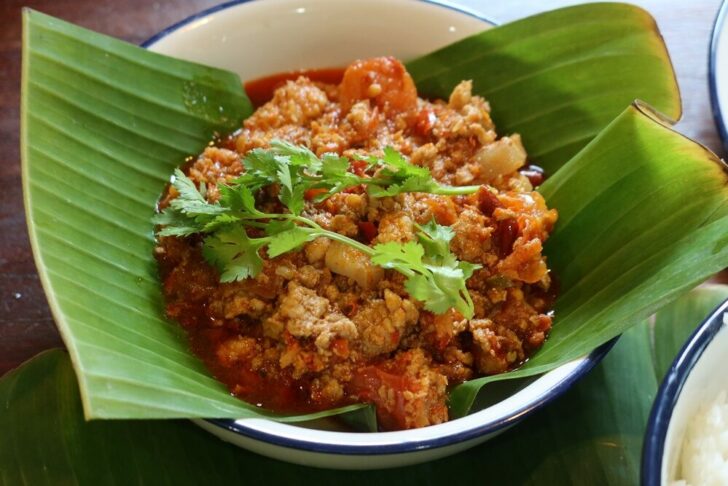16KruaKalockala น้ำพริกอ่องมาพร้อมกับผัดขนมจีนใส่หมูสับและแคบหมู