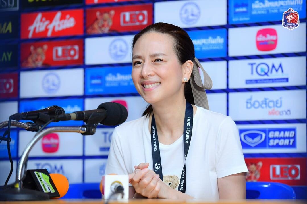 Madame Pang opened her heart after Muang Thai Insurance gave a hand to help  the crisis in Samut Sakhon FC. - World Today News