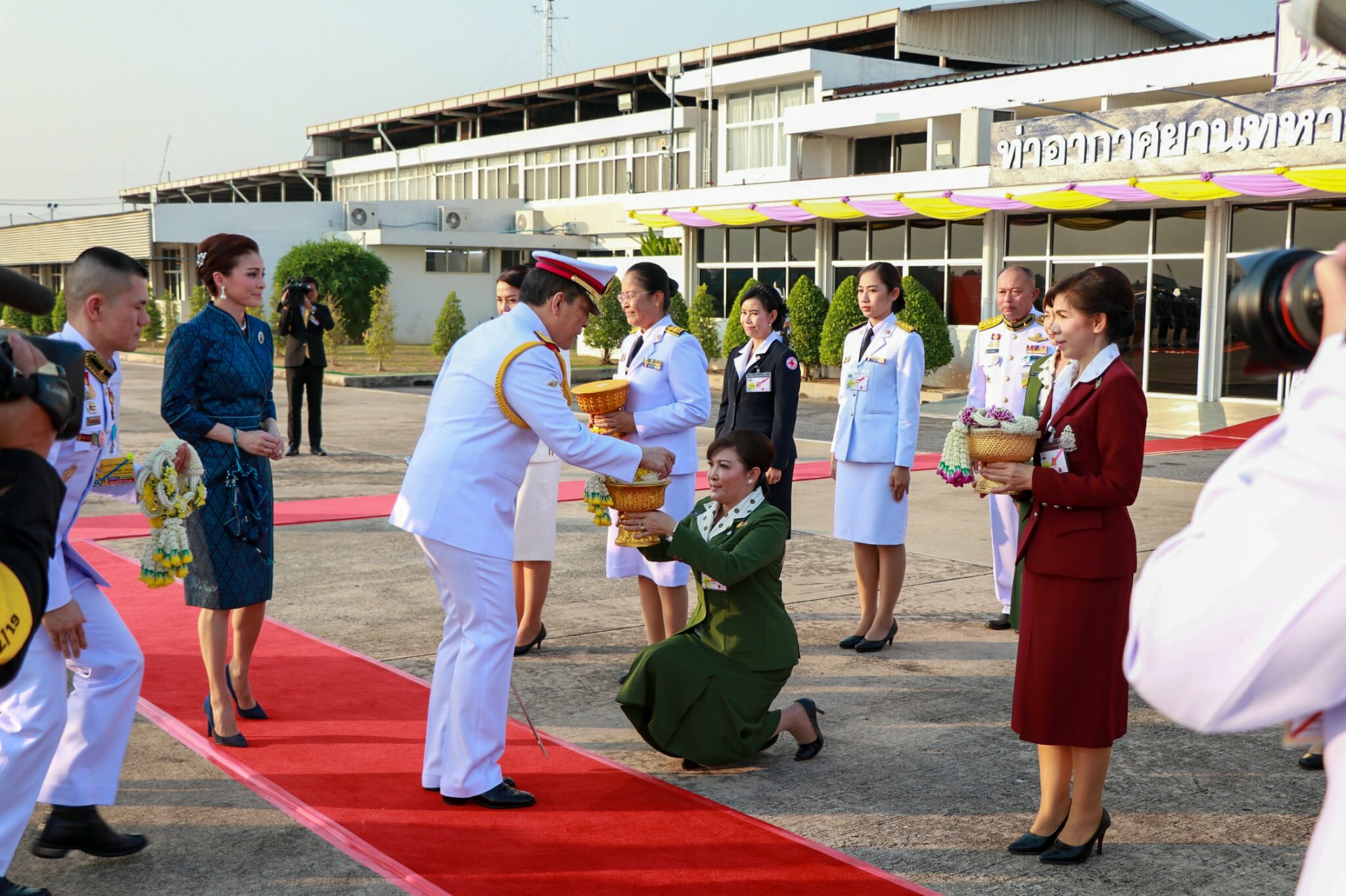 พระบาทสมเด็จพระเจ้าอยู่หัว และสมเด็จพระนางเจ้าฯ พระบรมราชินี เสด็จพระราชดำเนินไปทรงประกอบพิธีวางศิลาฤกษ์ และทรงเปิดอาคารที่ทำการศาลจังหวัดพิจิตร การนี้ ประทับเฮลิคอปเตอร์พระที่นั่ง เสด็จฯ จากท่าอากาศยานทหาร กองบิน 46 จังหวัดพิษณุโลก ไปยังสนามเฮลิคอปเตอร์ชั่วคราว สนามกีฬาโรงเรียนสระหลวงพิทยาคม จ.พิจิตร