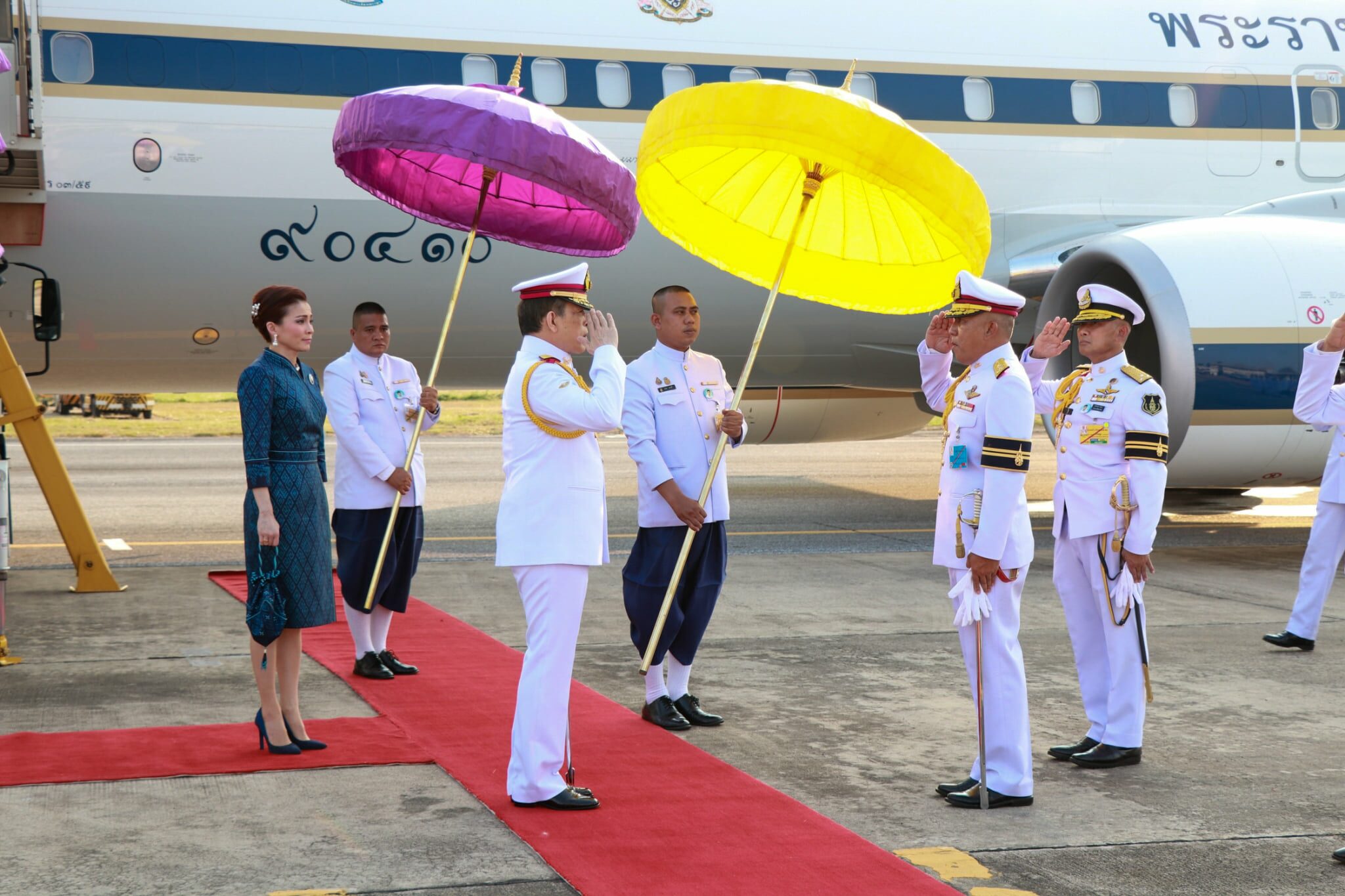 พระบาทสมเด็จพระเจ้าอยู่หัว และสมเด็จพระนางเจ้าฯ พระบรมราชินี เสด็จพระราชดำเนินไปทรงประกอบพิธีวางศิลาฤกษ์ และทรงเปิดอาคารที่ทำการศาลจังหวัดพิจิตร การนี้ ประทับเฮลิคอปเตอร์พระที่นั่ง เสด็จฯ จากท่าอากาศยานทหาร กองบิน 46 จังหวัดพิษณุโลก ไปยังสนามเฮลิคอปเตอร์ชั่วคราว สนามกีฬาโรงเรียนสระหลวงพิทยาคม จ.พิจิตร