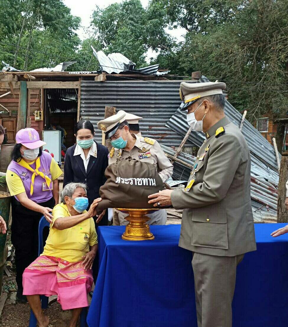 ในหลวง พระราชทานสิ่งของ แก่ราษฎรประสบวาตภัย จ.ปราจีนบุรี