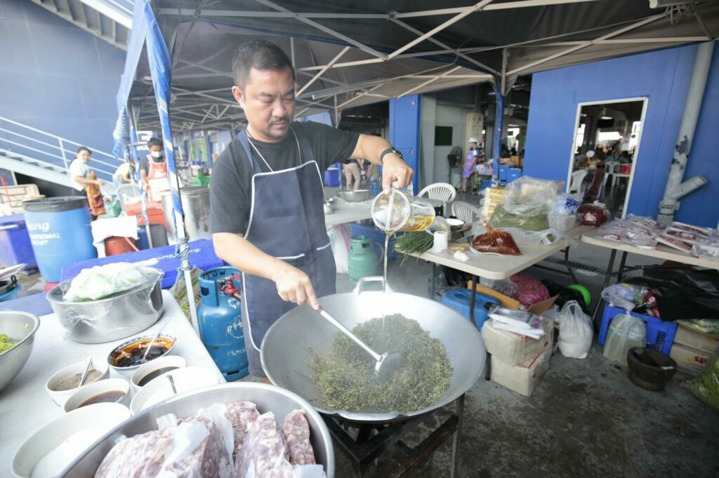 เฮียนพ เจ้าของร้านก๋วยเตี๋ยวเนื้อ รสดีเด็ด บินตรงจากกรุงเทพฯ เผยสูตรอร่อยด้วยกัญชาให้เห็นกันเลย
