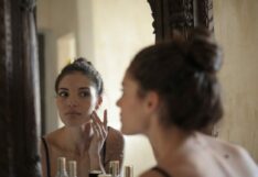 รู้จักอาการ ‘ผิวเครียด’ โรคจิตวิทยาผิวหนัง พร้อมวิธีรับมือ