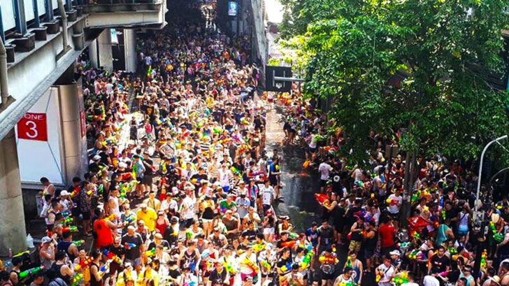 สุวรรณภูมิในอาเซียน : สาดนํ้าไล่ความร้อนรุ่ม ทางการเมืองและเศรษฐกิจ สาดน้ำสงกรานต์เป็นประเพณีเพิ่งมีใหม่เพื่อผ่อนคลายความตึงเครียดทางสังคมด้วยการละเล่นเชิงสัญลักษณ์ขับไล่สิ่งร้อนรุ่ม