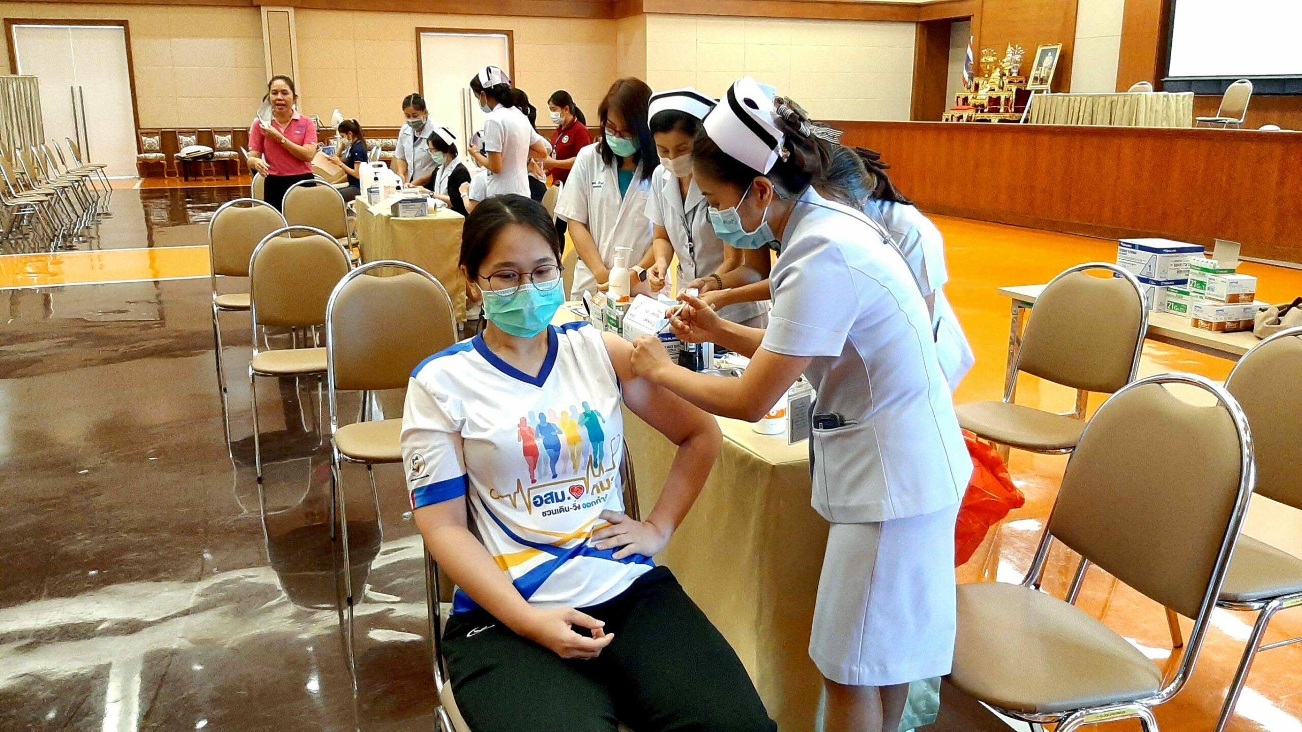 โรงพยาบาลหัวหิน ฉีดวัคซีนโควิด-19 ให้บุคลากรทางการแพทย์