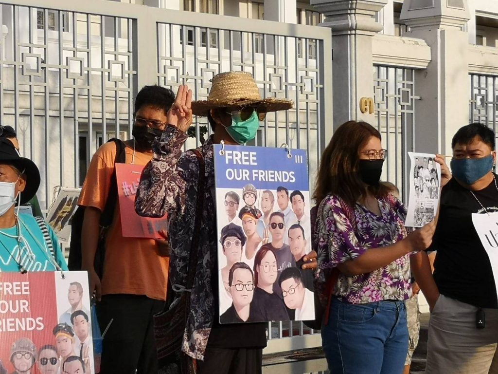 ส่งใจ 'คณะราษมัม' 220 คนร่วม ยืน หยุด ขัง วันที่ 22 นั่ง ...