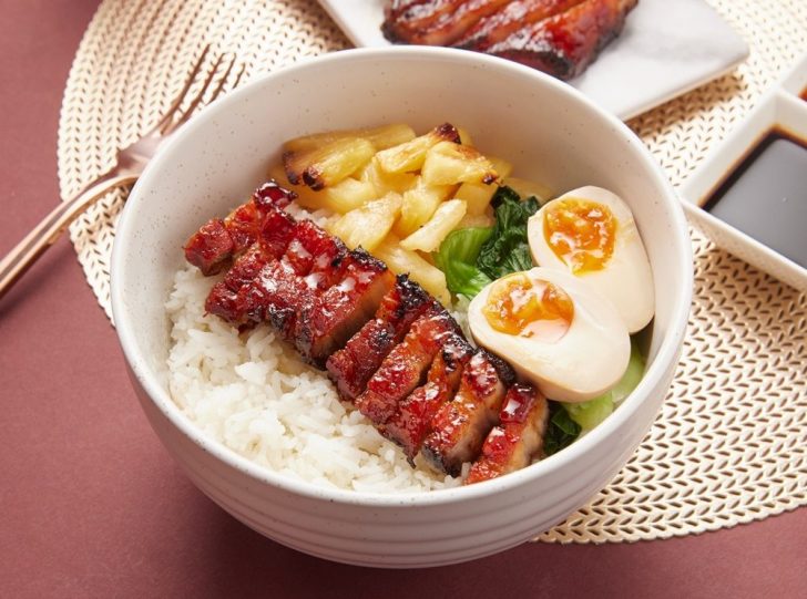 01SML ข้าวหมูแดงฮ่องกงส่วนท้องและไข่ต้มโชยุยางมะตูม
