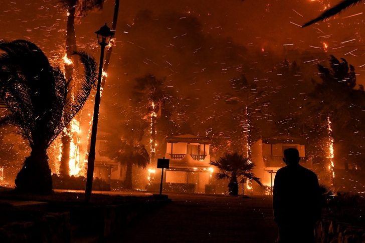 Wildfire in the village of Schinos
