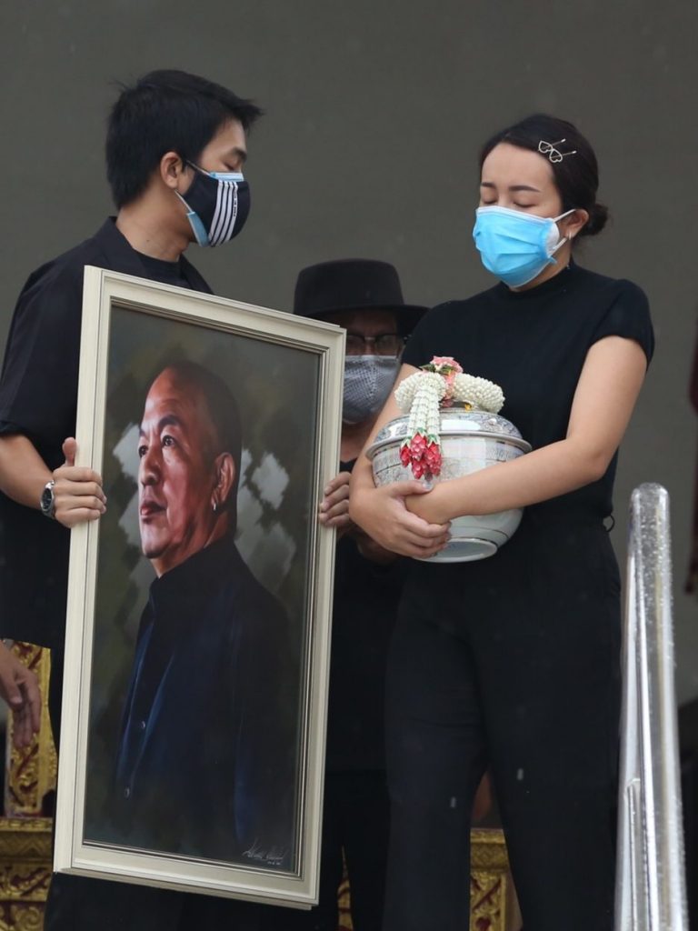 ไอซ์ ณพัชรินทร์ เก็บอัฐิ 'น้าค่อม' เผยเตรียมจัดงานทำบุญให้พ่อ หลังแม่หายป่วย